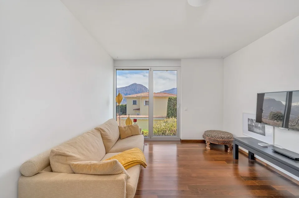 ESCLUSIVA VILLA DI DESIGN CON VISTA LAGO E PRIVACY ASSOLUTA
