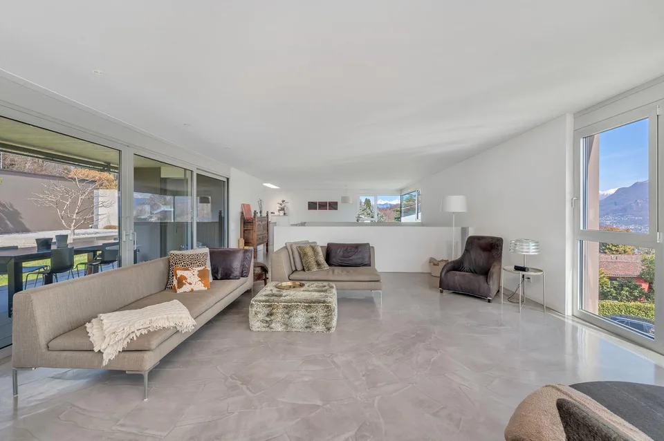 ESCLUSIVA VILLA DI DESIGN CON VISTA LAGO E PRIVACY ASSOLUTA