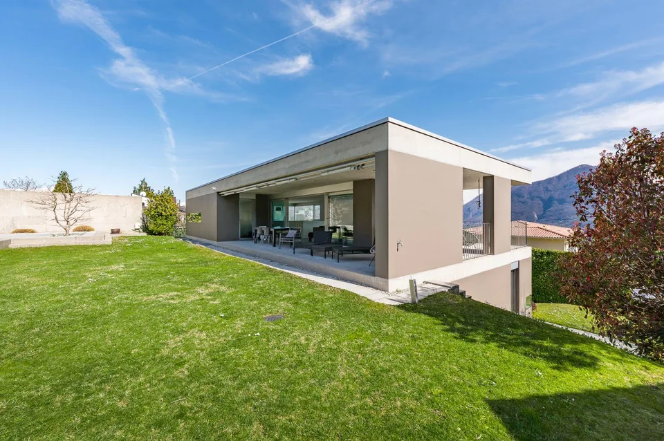 ESCLUSIVA VILLA DI DESIGN CON VISTA LAGO E PRIVACY ASSOLUTA