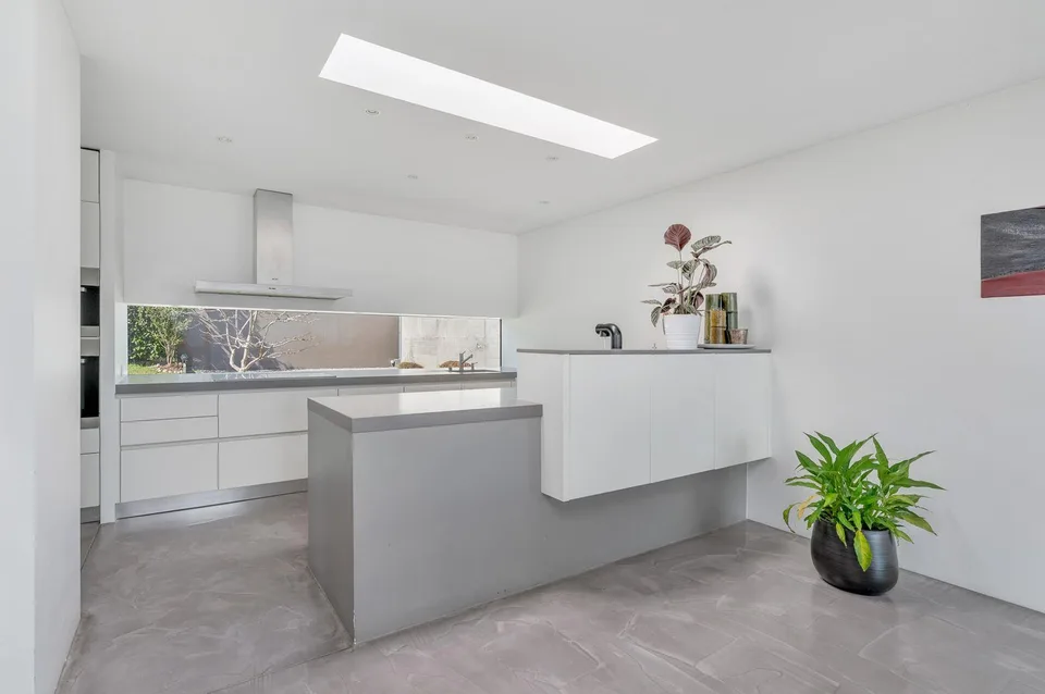 ESCLUSIVA VILLA DI DESIGN CON VISTA LAGO E PRIVACY ASSOLUTA
