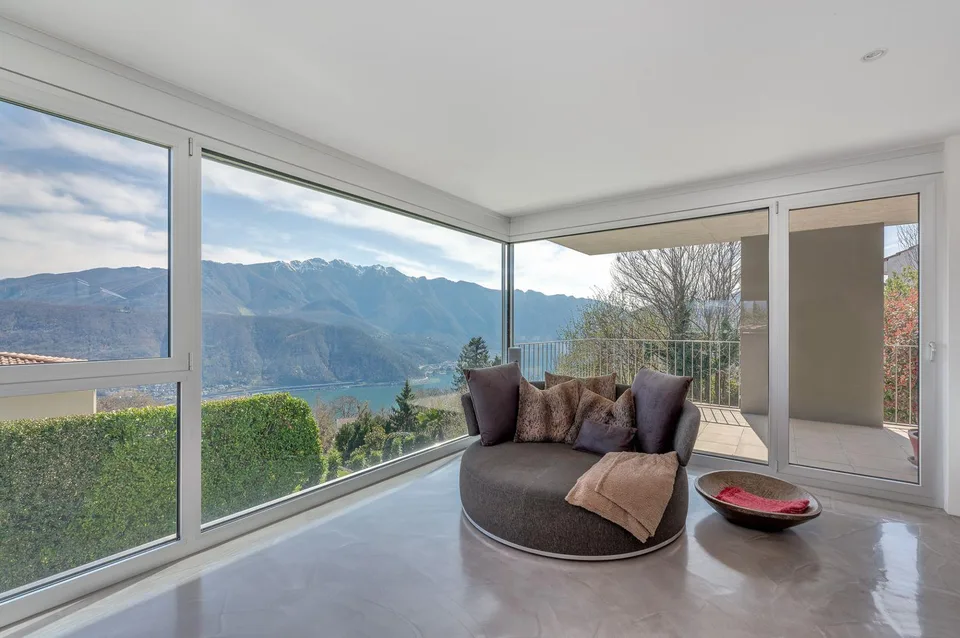 ESCLUSIVA VILLA DI DESIGN CON VISTA LAGO E PRIVACY ASSOLUTA