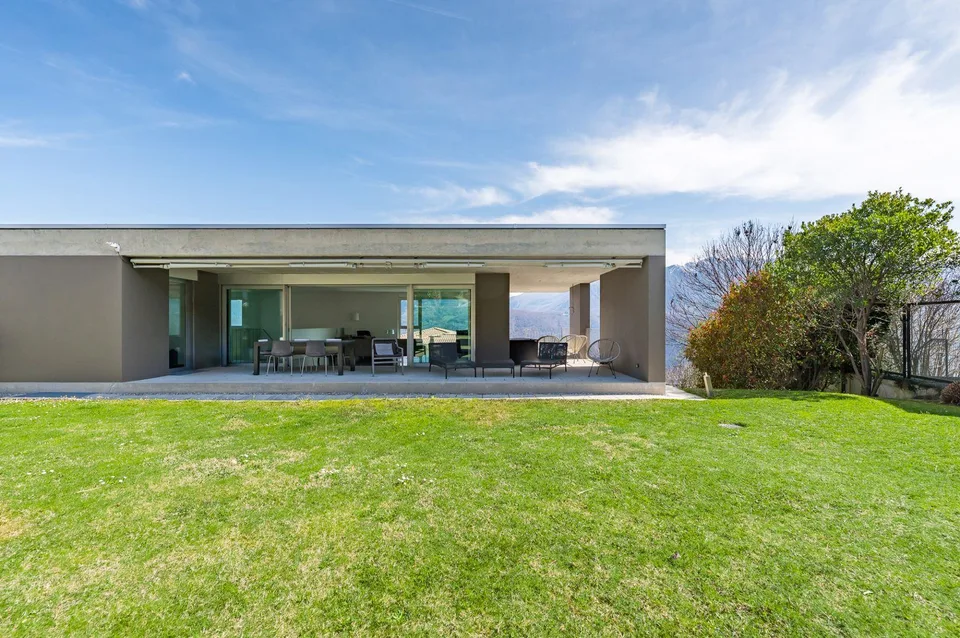 ESCLUSIVA VILLA DI DESIGN CON VISTA LAGO E PRIVACY ASSOLUTA