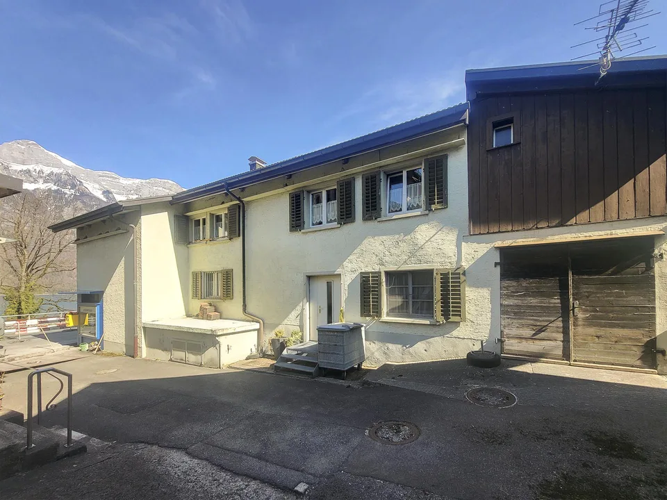 Einfamilienhaus mit Gewerbe und Schopf