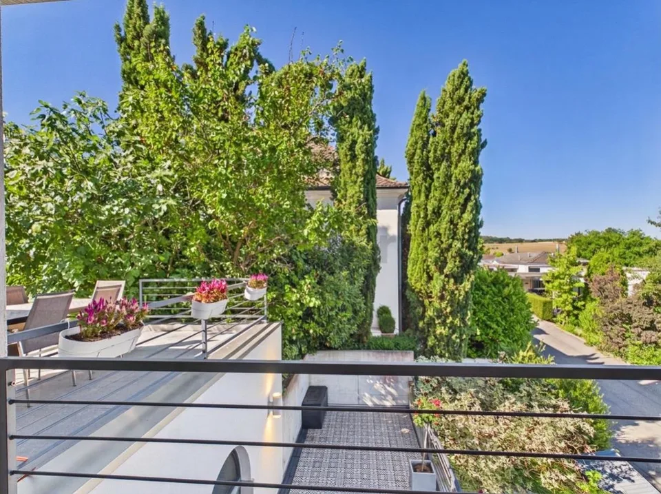 Exclusive villa with indoor pool, sauna, and garden on the exclusive Wartenberg in Muttenz