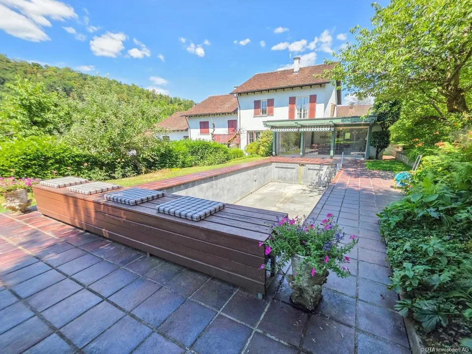 Privates Wohnparadies mit Pool an begehrter Lage