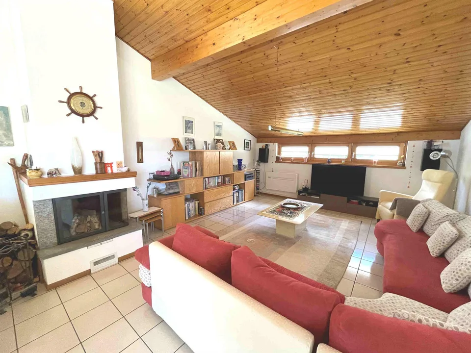 Casa con ampio giardino ben curato in zona tranquilla e soleggiata