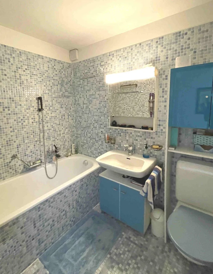 Casa con ampio giardino ben curato in zona tranquilla e soleggiata