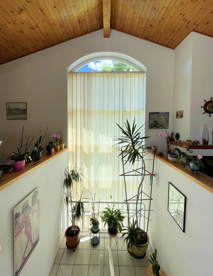 Casa con ampio giardino ben curato in zona tranquilla e soleggiata