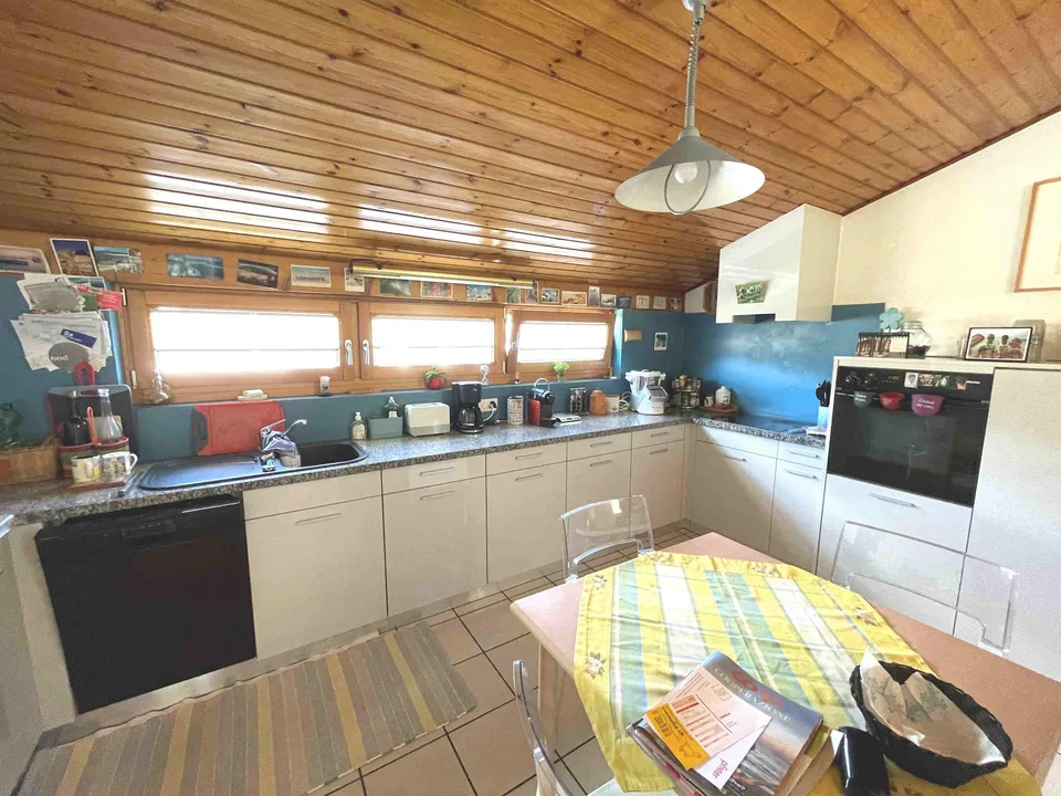 Casa con ampio giardino ben curato in zona tranquilla e soleggiata
