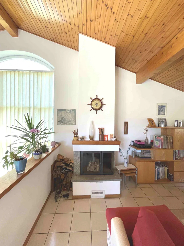 Casa con ampio giardino ben curato in zona tranquilla e soleggiata