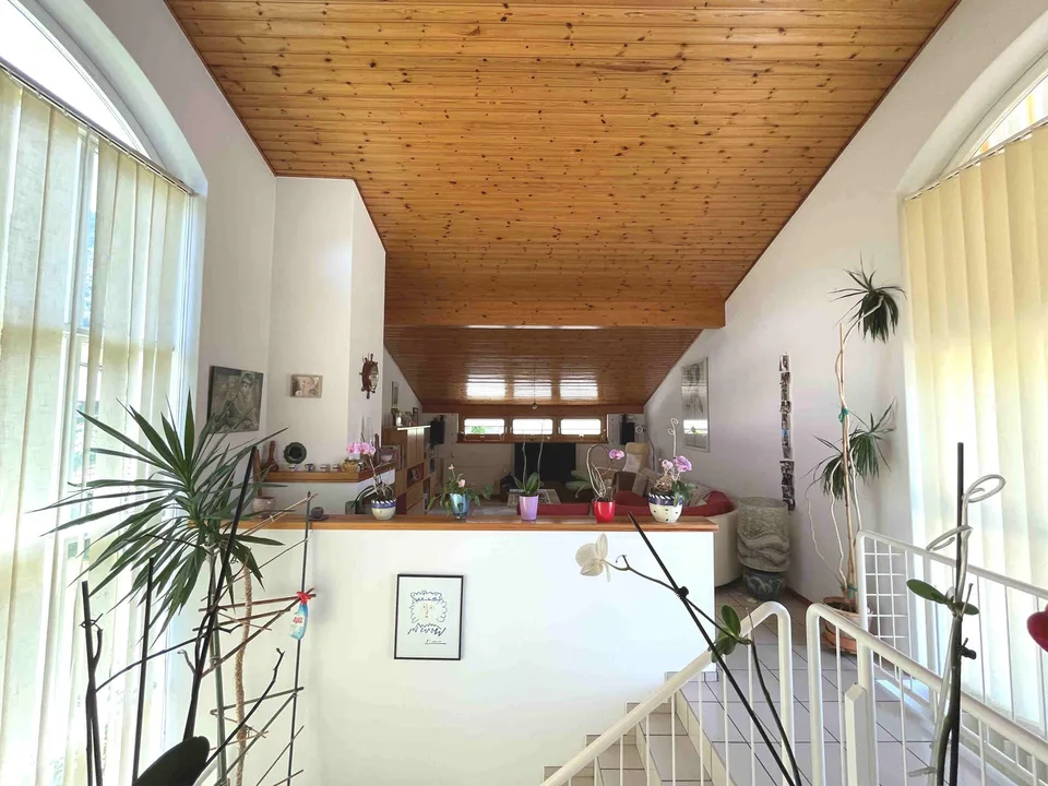 Casa con ampio giardino ben curato in zona tranquilla e soleggiata