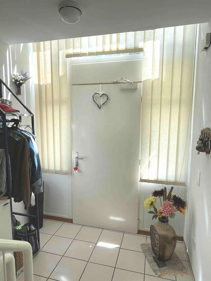 Casa con ampio giardino ben curato in zona tranquilla e soleggiata