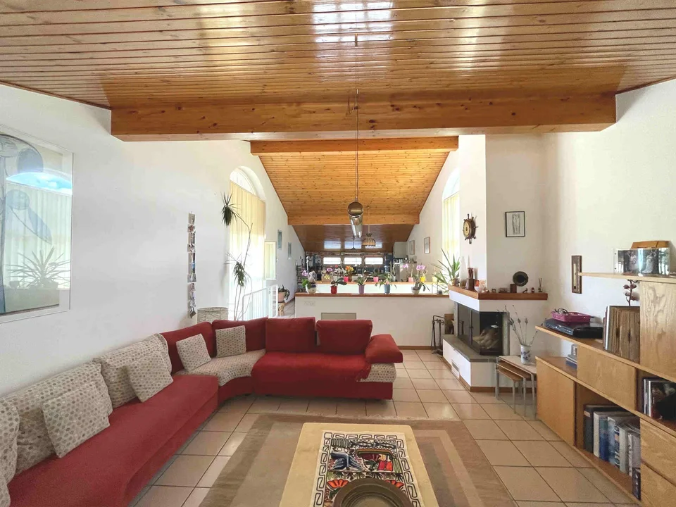 Casa con ampio giardino ben curato in zona tranquilla e soleggiata