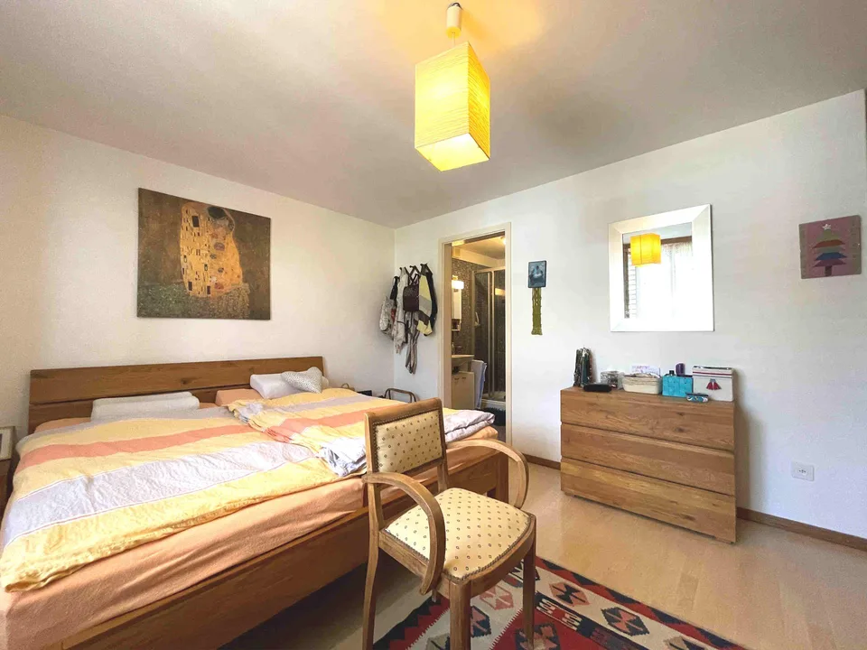 Casa con ampio giardino ben curato in zona tranquilla e soleggiata