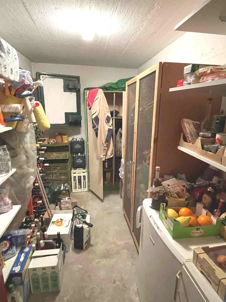 Casa con ampio giardino ben curato in zona tranquilla e soleggiata