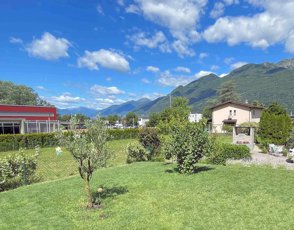 Casa con ampio giardino ben curato in zona tranquilla e soleggiata