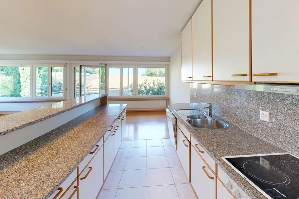 4½-Zr. Wohnung mit Aussicht, Garage und Hallenbad