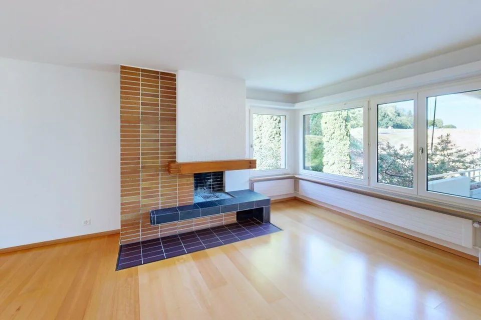 4½-Zr. Wohnung mit Aussicht, Garage und Hallenbad