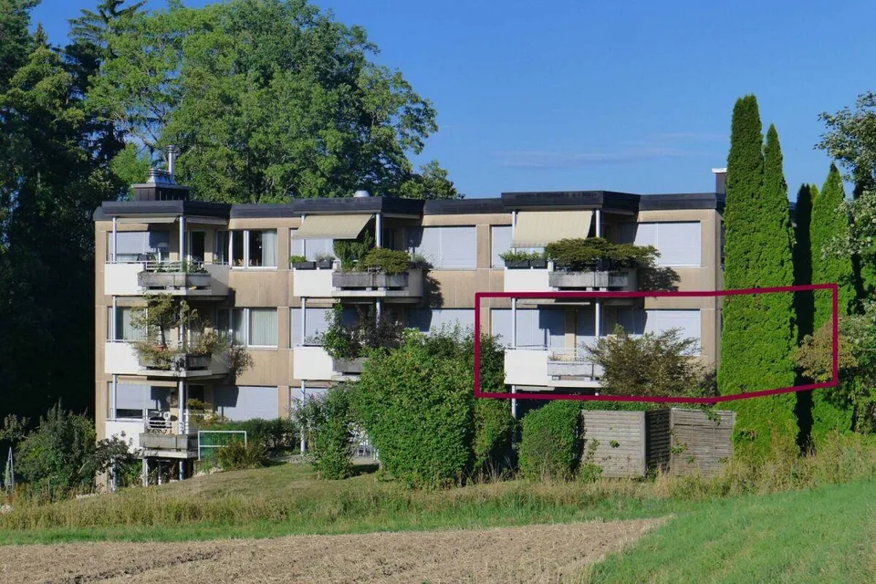 4½-Zr. Wohnung mit Aussicht, Garage und Hallenbad
