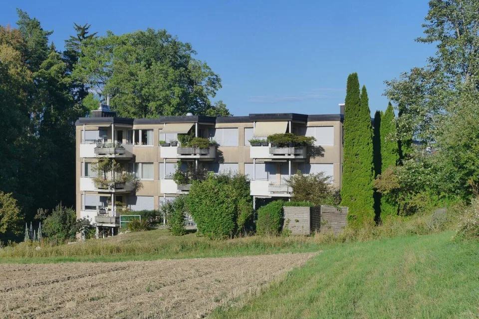 4½-Zr. Wohnung mit Aussicht, Garage und Hallenbad