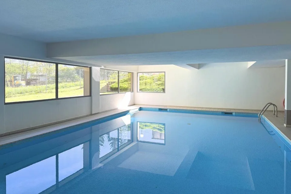4½-Zr. Wohnung mit Aussicht, Garage und Hallenbad