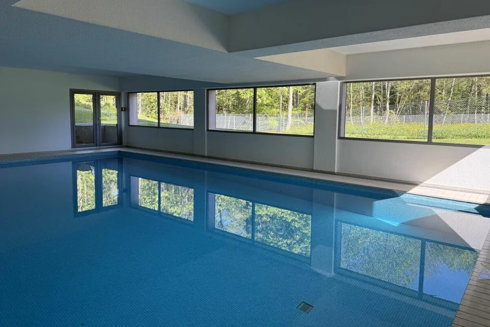 4½-Zr. Wohnung mit Aussicht, Garage und Hallenbad