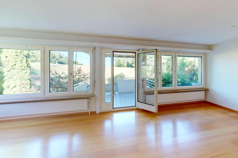 4½-Zr. Wohnung mit Aussicht, Garage und Hallenbad