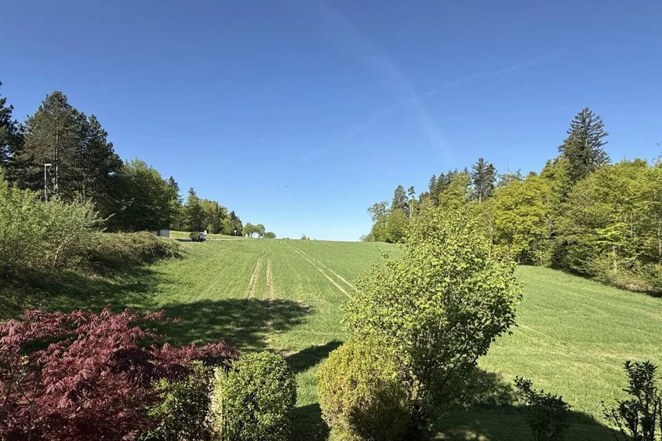 4½-Zr. Wohnung mit Aussicht, Garage und Hallenbad