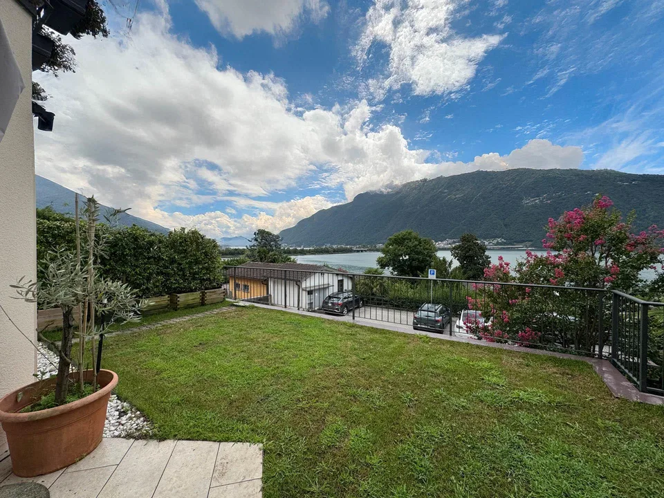 Casa gemella vista lago con giardino a Bissone