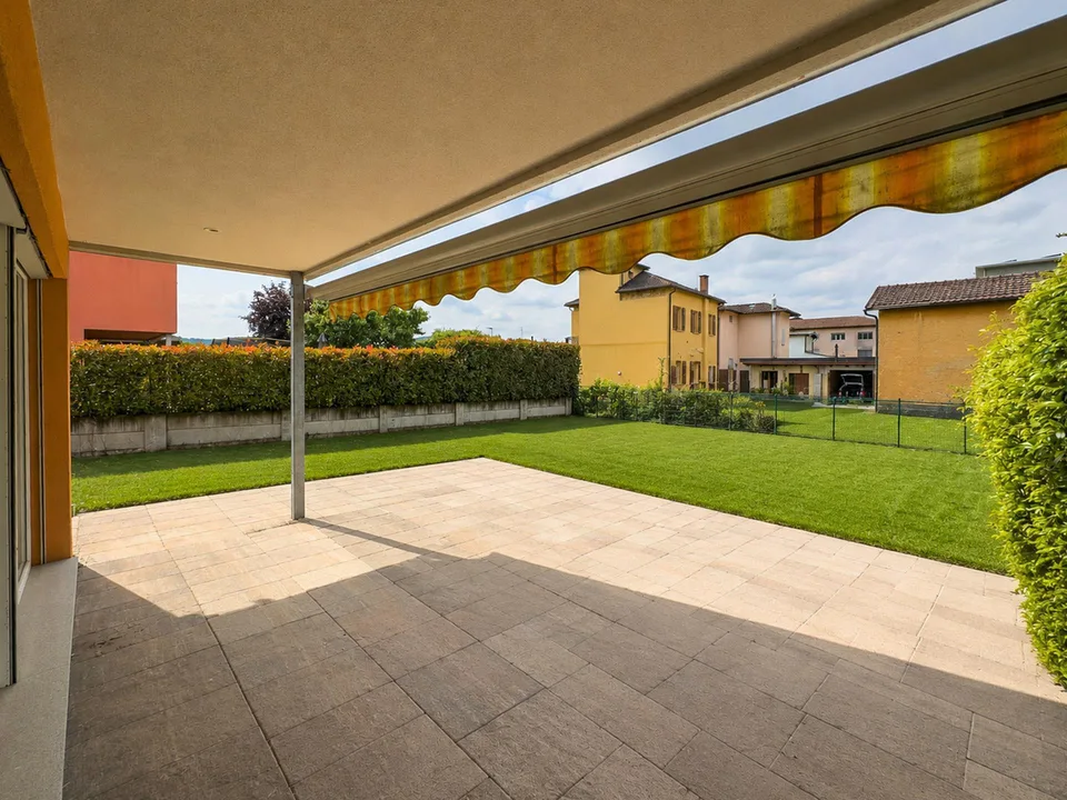 Villetta a schiera di testa con ampio giardino a Ligornetto