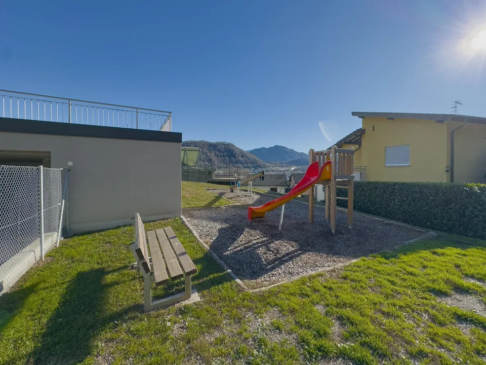 Moderna casa contigua con giardino ad Agno