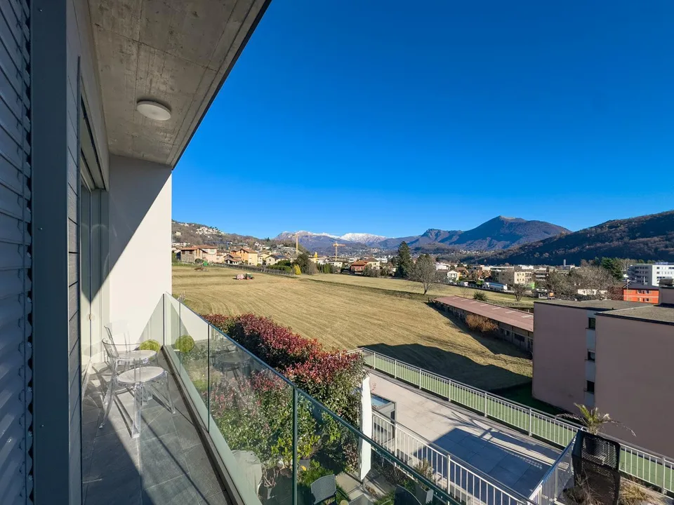 Moderna casa contigua con giardino ad Agno