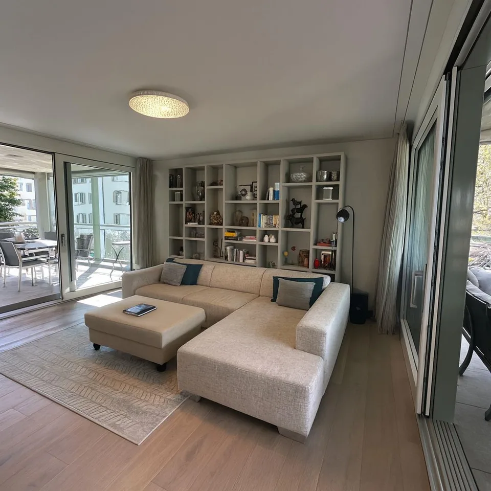 Möblierte exklusive 3.5-Zimmer-Wohnung mit zwei Balkonen im Zentru...