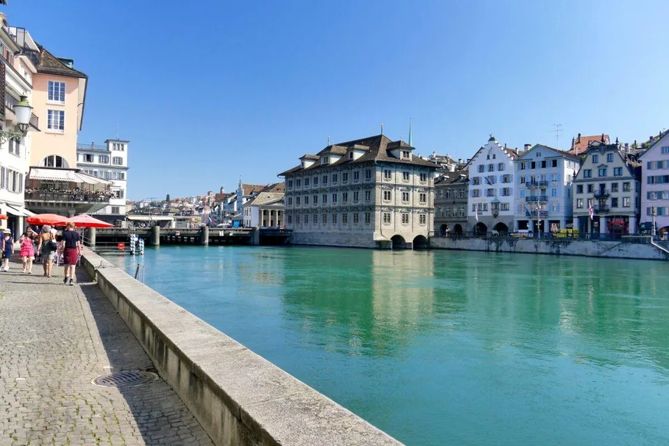 NUR FÜR PF: Herrschaftliche Räume direkt an der Limmat!