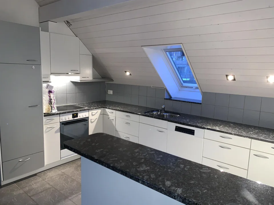 grosszügige 3.5-Zimmer-Dachwohnung mit Top-Aussicht in Grossaffoltern
