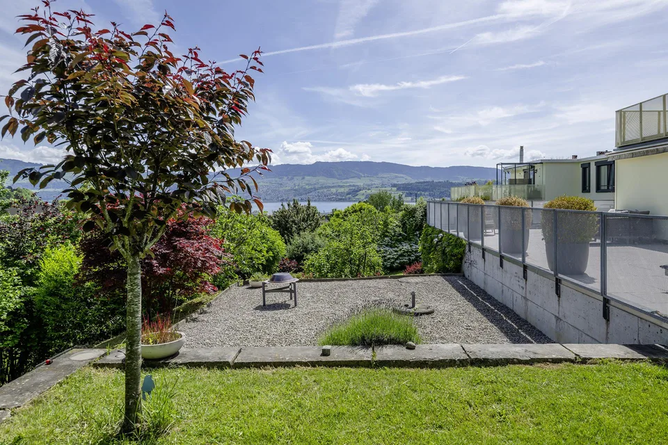 Hausfeeling mit Weit- und Seesicht