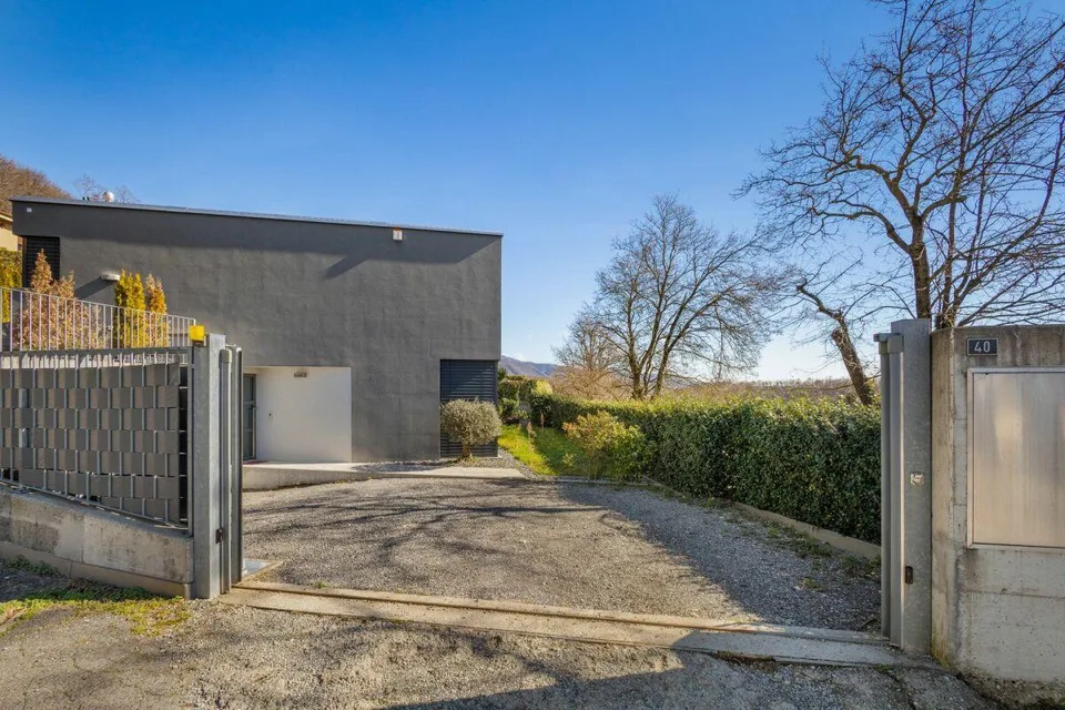 Villa contemporanea con due giardini e vista panoramica