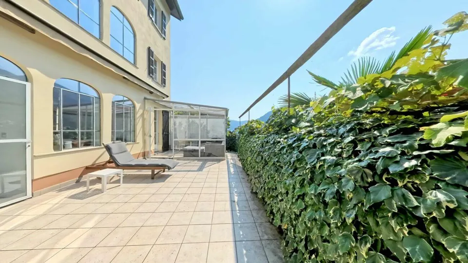 Casa di charme con giardino d'inverno e panorama sulle montagna