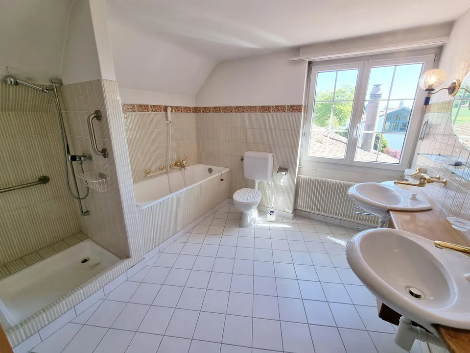 8.5-Room Country House Villa in Prime Location with Large Garden