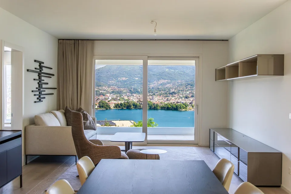 Lusso Contemporaneo con Vista sul Lago