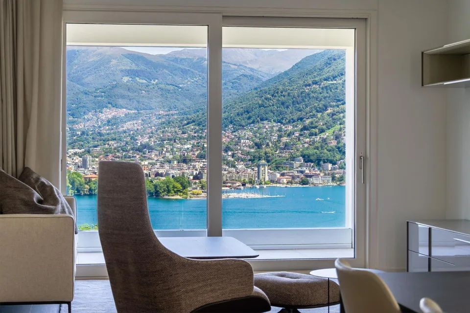Lusso Contemporaneo con Vista sul Lago