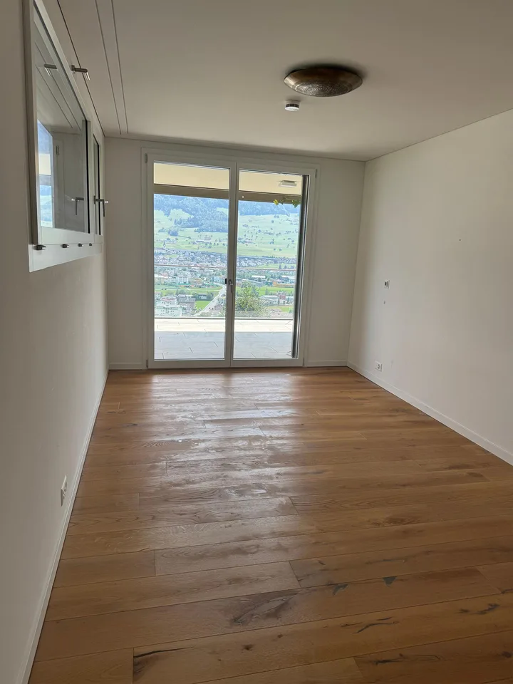 Grosszügige 4½-Zimmer-Wohnung mit Seesicht und sonnigem Balkon in E...