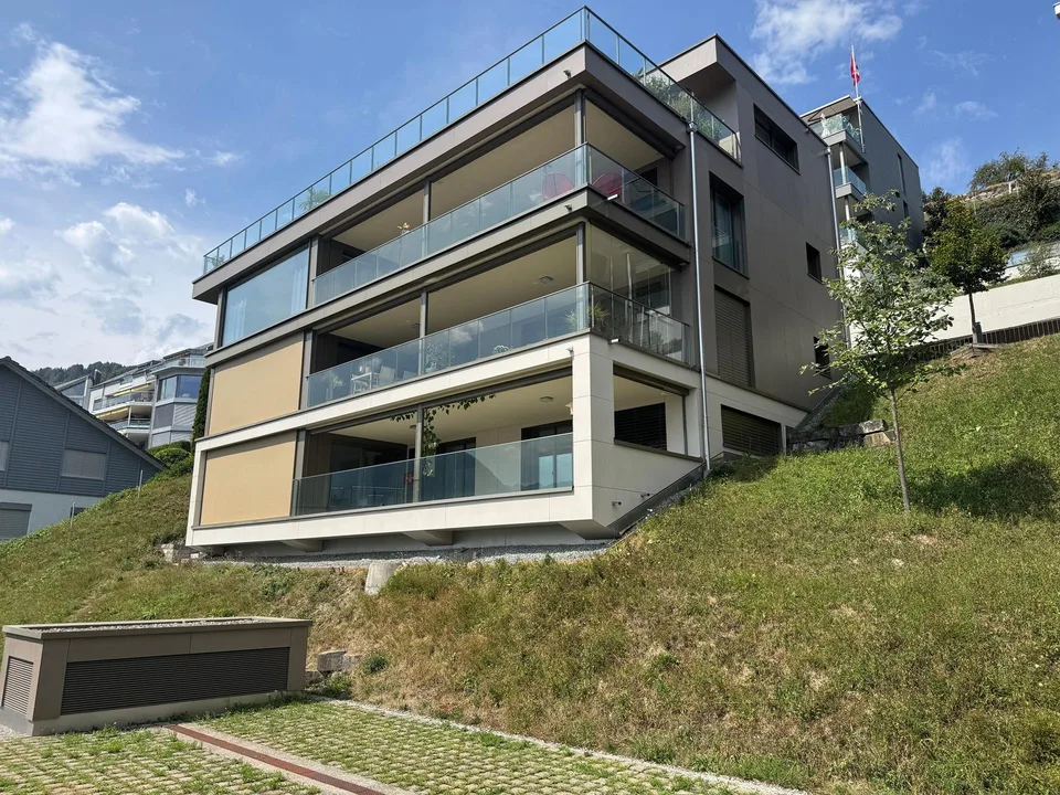 Grosszügige 4½-Zimmer-Wohnung mit Seesicht und sonnigem Balkon in E...