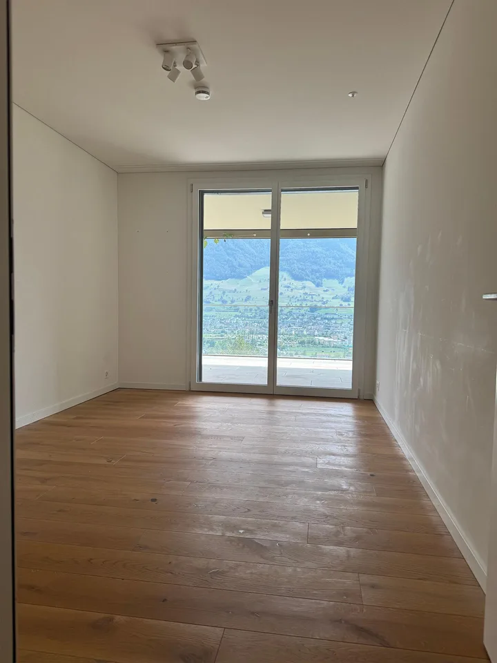Grosszügige 4½-Zimmer-Wohnung mit Seesicht und sonnigem Balkon in E...