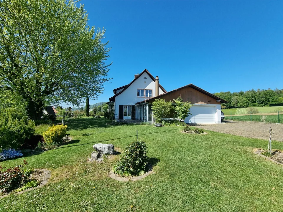 Villa de campagne de 8,5 pièces dans un excellent emplacement avec grand jardin