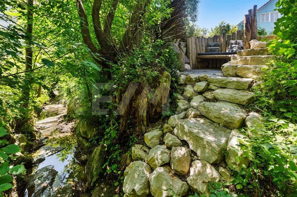 Idyllisches 5.5-Zi.-DEFH mit direktem Zugang zum Näfbach