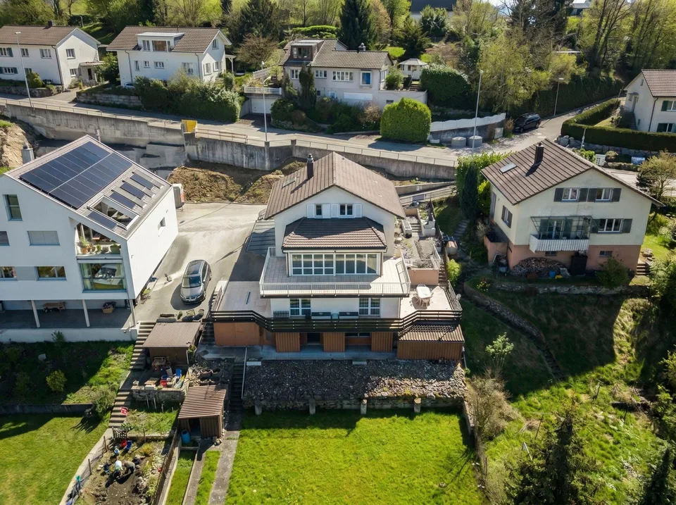 Maison unifamiliale spacieuse avec vue sur le lac et appartement indépendant