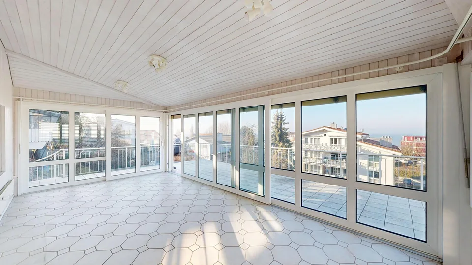Maison unifamiliale spacieuse avec vue sur le lac et appartement indépendant