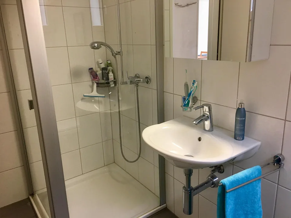 2 Zimmer Einliegerwohnung (unmöbliert)
