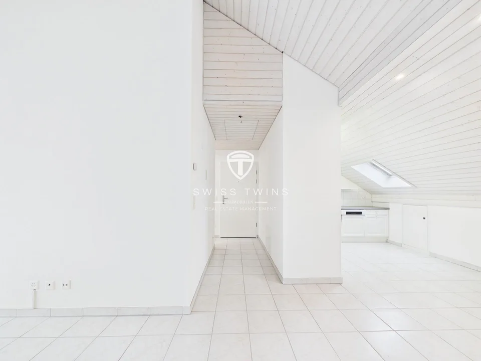 Appartamento mansardato 2 camere ristrutturato di recente con balcone a Buttikon